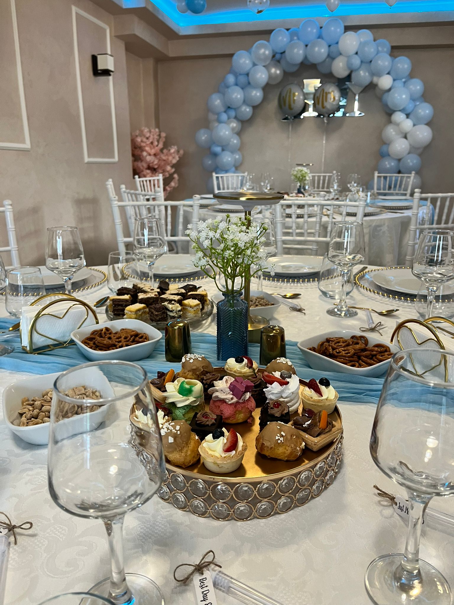 Masă cu deserturi și prăjituri pentru petrecere